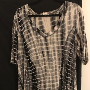 Two-quarter sleeve acid wash blouse